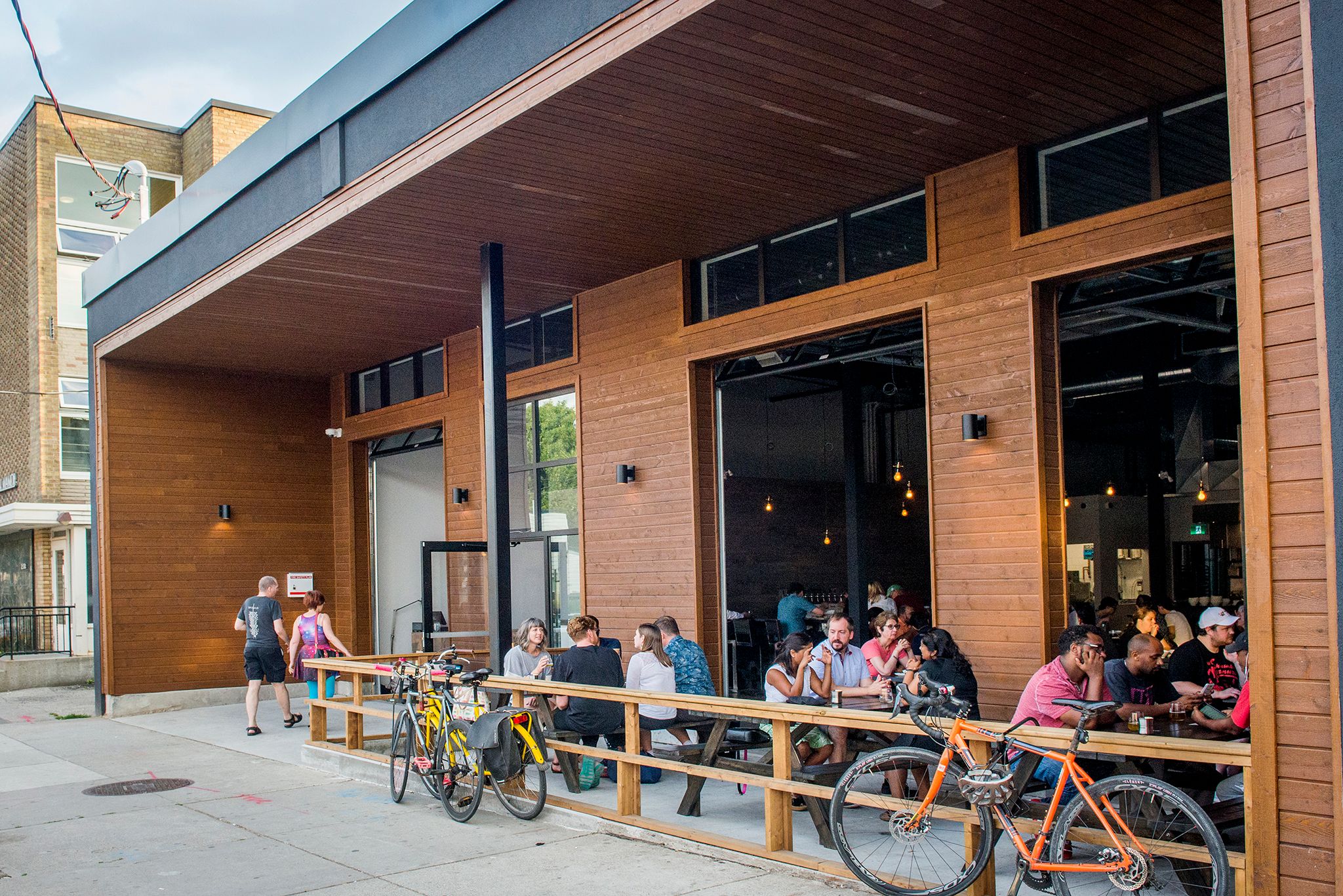 Was für ein warmer Ausblick vor der Godspeed Brewery – Světlý Ležák 12º: Tschechische Essenz im Herzen Kanadas