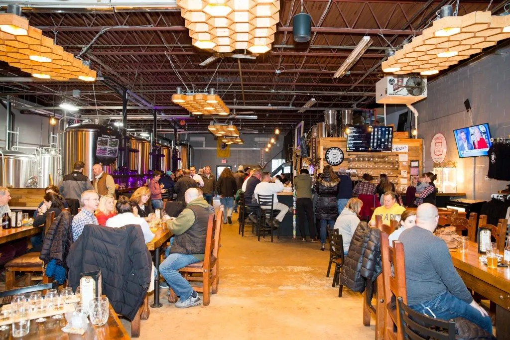 Khung canh nhop nhip tap nap khach ra vao tai nha may bia Alvarium Beer Company - Crispy Roll: Men Say Thoang Thoảng M&ugrave;i L&uacute;a Mạch