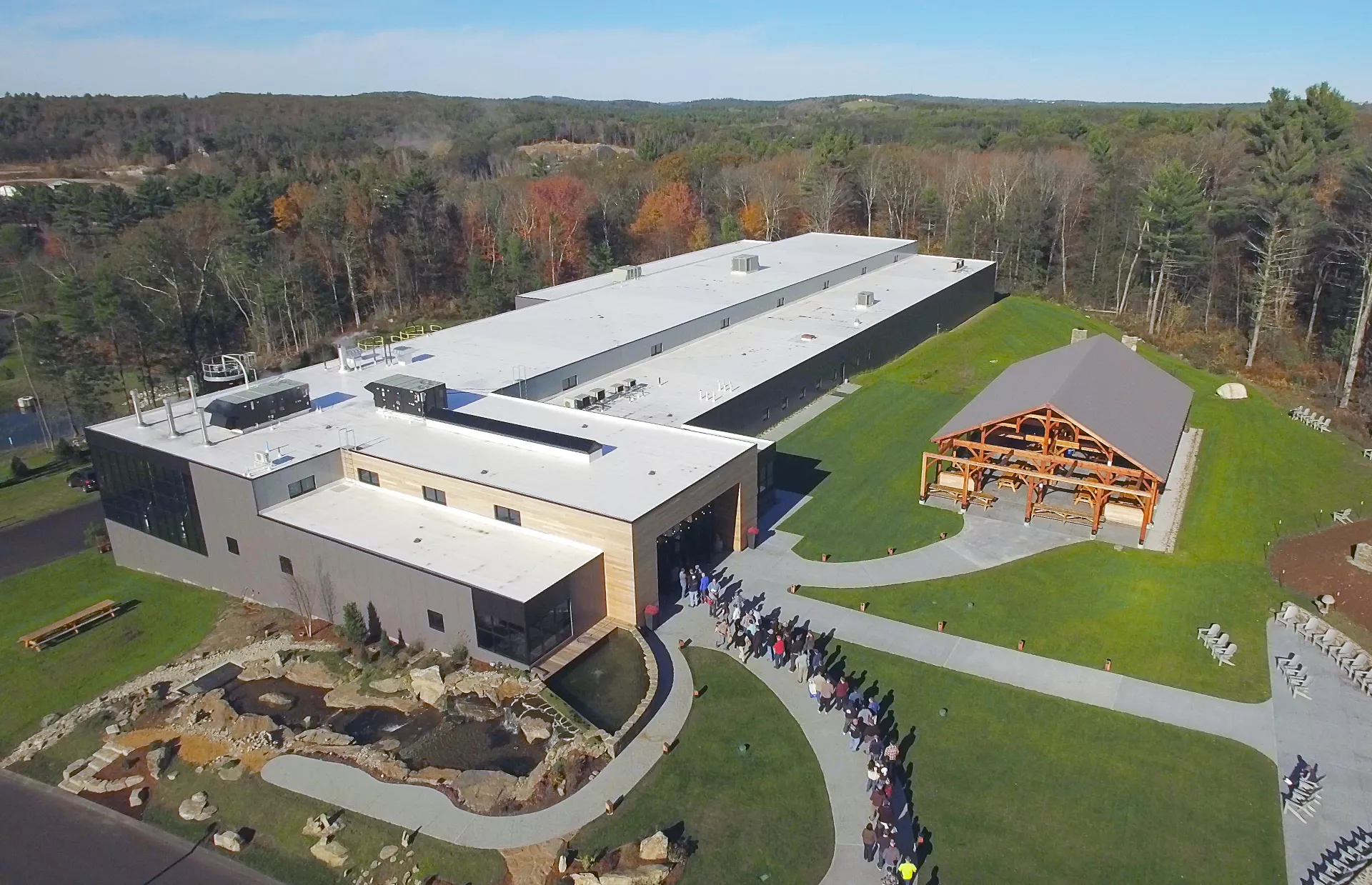 Eine weite Landschaft außerhalb der Tree House Brewing Company – Green: Betrunken im grünen Nebel
