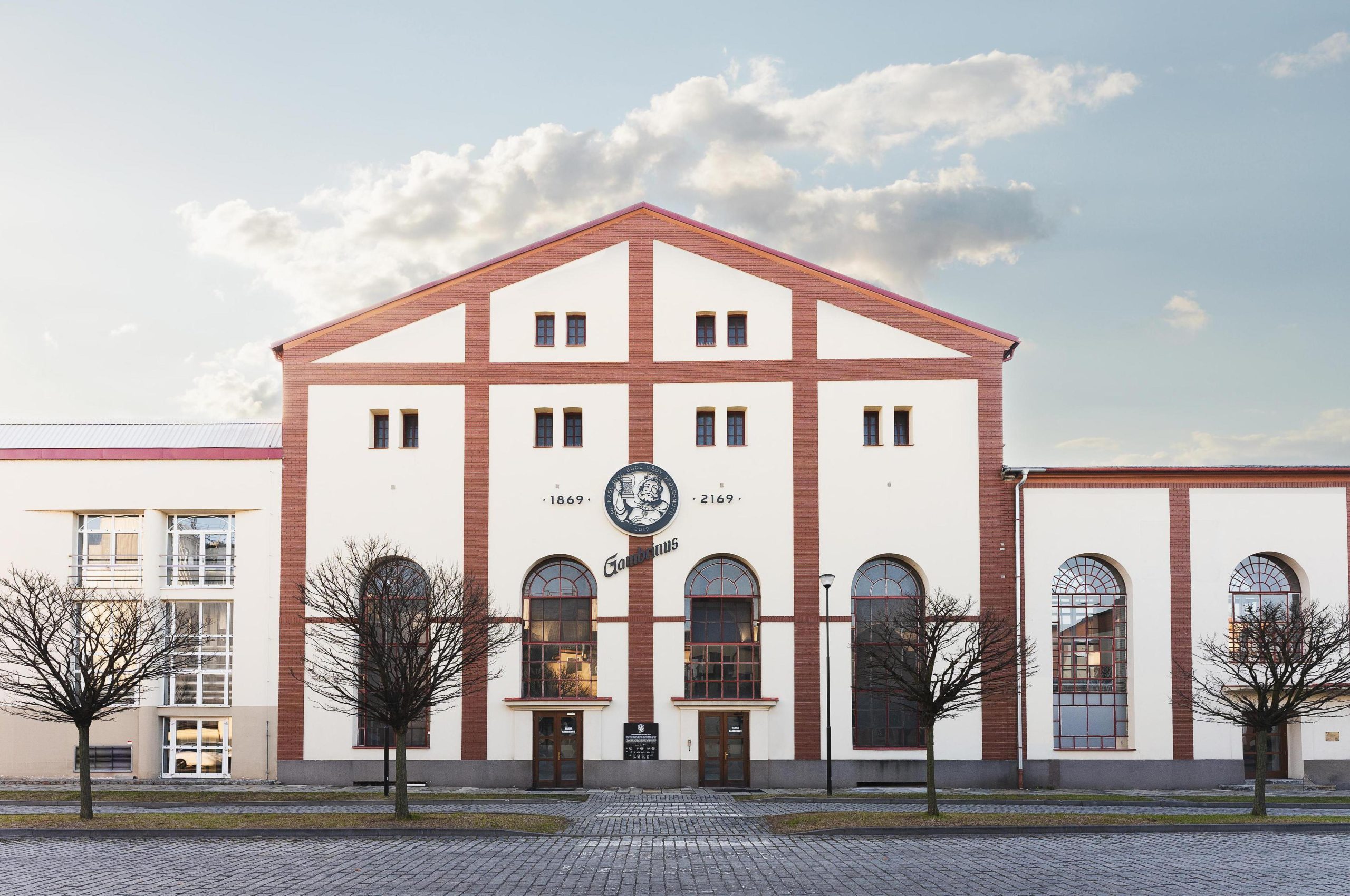 プルゼニスキー・プラズドロイ醸造所の外の夢のような光景をスケール化 - ガンブリヌス・オリジナル10°：ボヘミアの黄金の魂