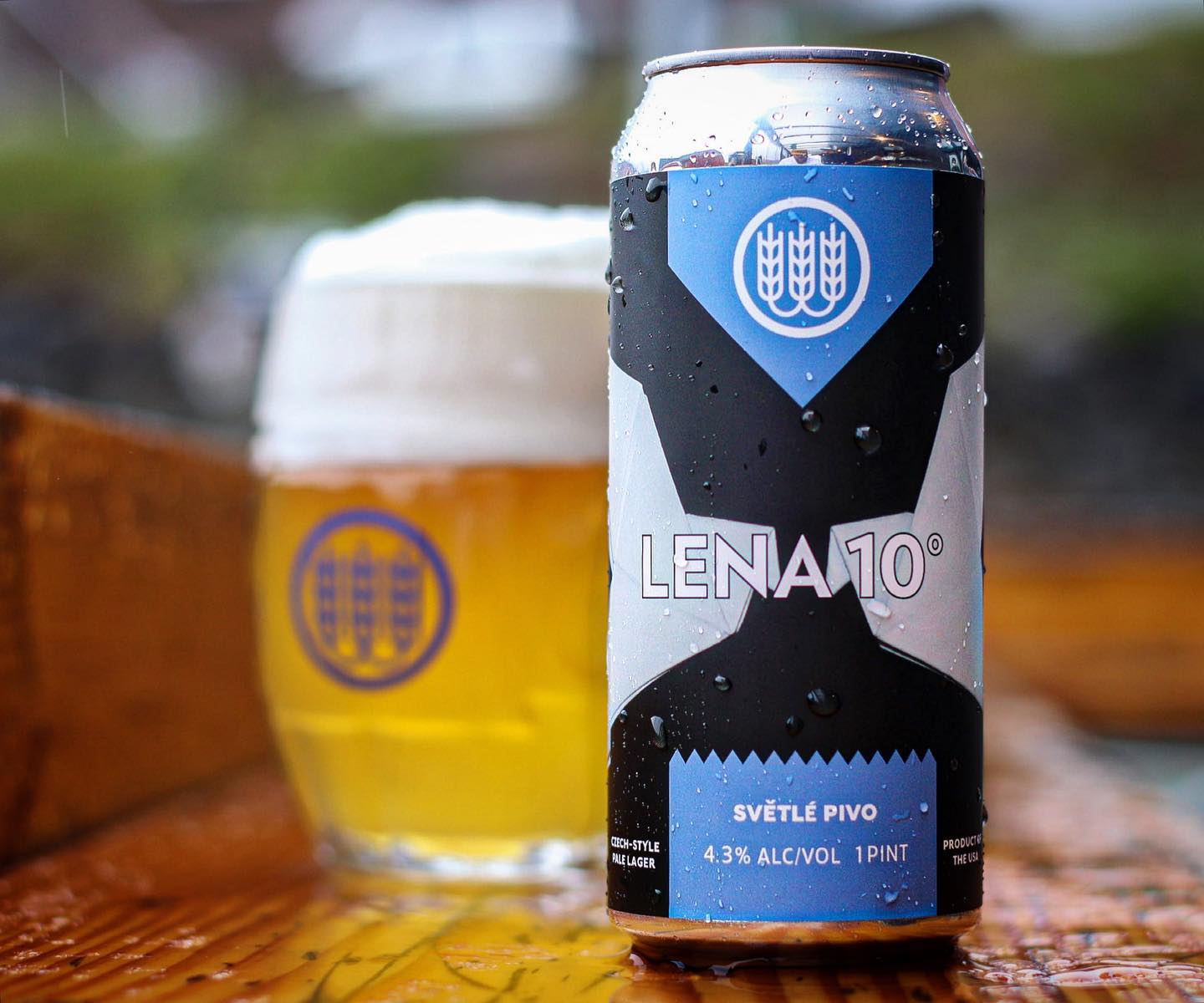 Lena 10° besticht durch ein einzigartiges Dosen-Design in Dunkelblau – Lena 10°: Eine verführerische Erinnerung