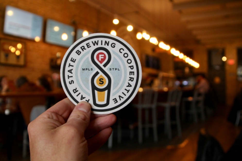 Logo der Fair State Brewing Cooperative Brewery – Der Geburtsort legendärer Bierflaschen – Lichtenhainer: Das bezaubernde Flüstern des Rauchs