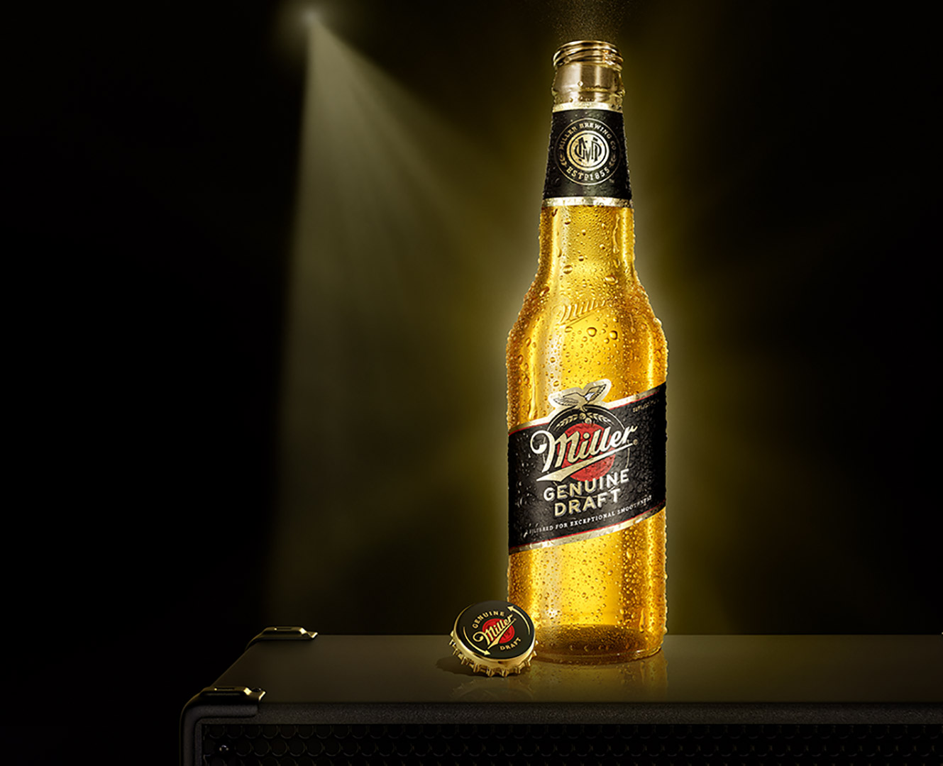 Miller Genuine Draft: Linh Hồn Của Sự Tươi Mới Nguyên Bản Miller Genuine Draft co thiet ke bao bi bat mat voi mau den day huyen ao - Miller Genuine Draft: Linh Hồn Của Sự Tươi Mới Nguyên Bản