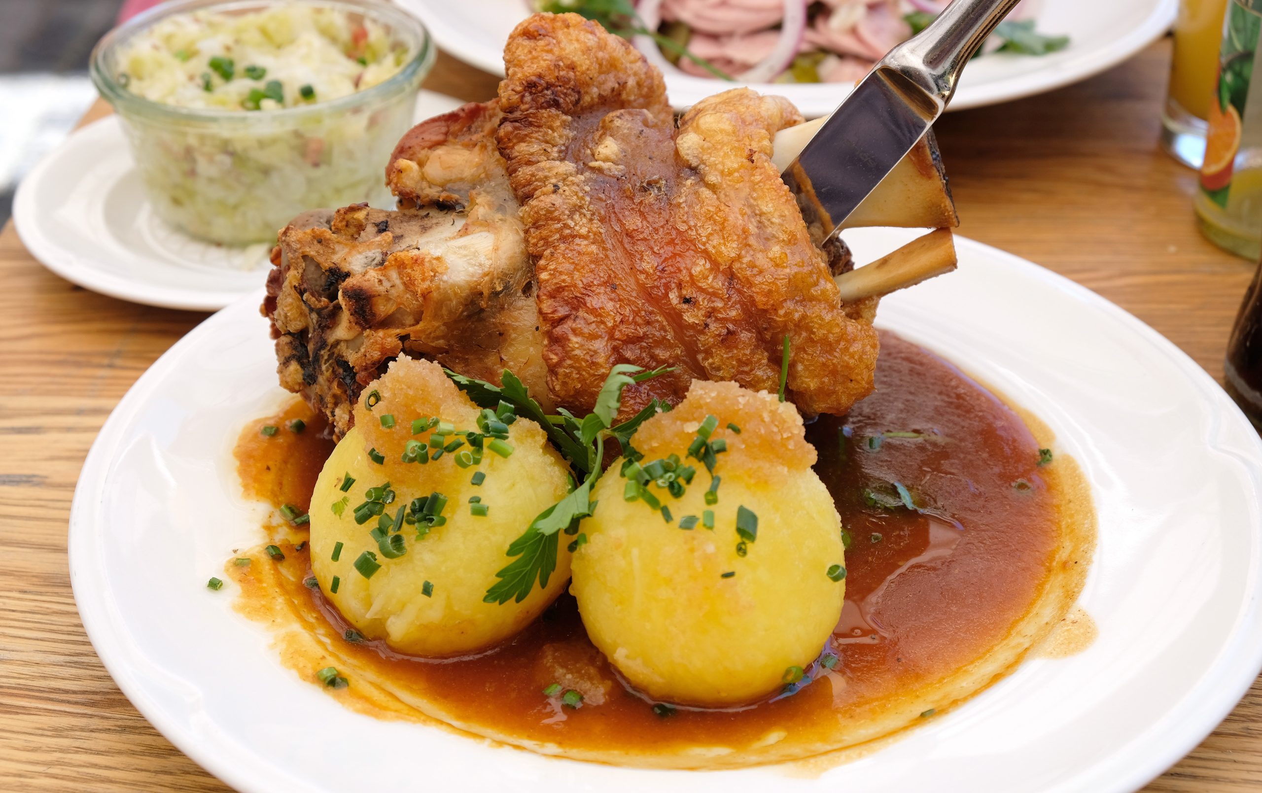 Mon Schweinshaxe gion gion se vo cung phu hop voi bia nay scaled - Weihenstephaner Original Helles: Men Say Chuẩn Mực