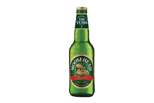Moosehead Lager: Geist des Windes mit Bierduft Moosehead Lager hat ein einzigartiges Bierflaschendesign mit einer dunkelblauen Farbe - Moosehead Lager: Der Geist des Windes mit dem Geruch von Bier
