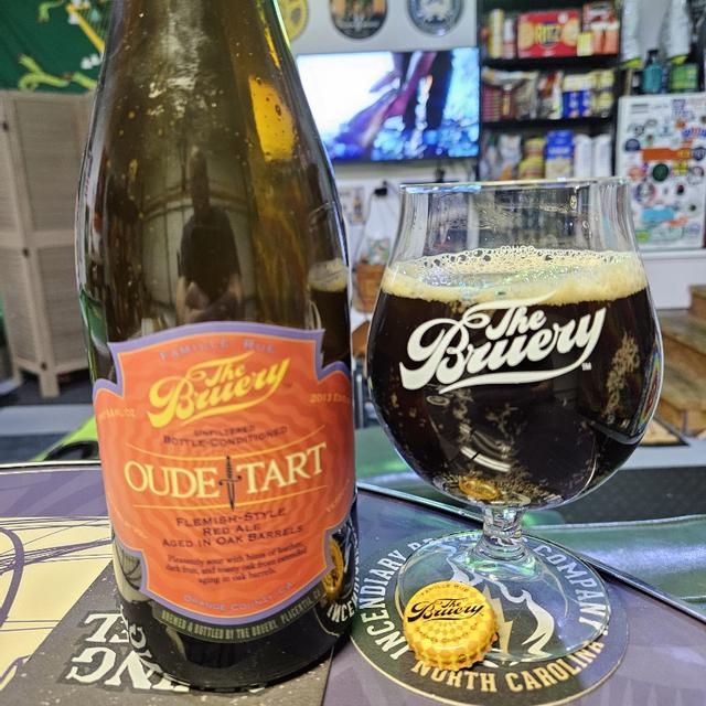 Oude Tart は、ビールの詳細情報が記載されたミニマルなビール缶デザインを特徴としています - Oude Tart: 金の一滴一滴に込められたフランダースの味
