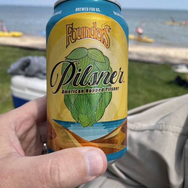 Pilsner co thiet ke mau vang xanh day doc dao voi hinh hoa bia ngay trung tam - Pilsner: Men Say Trong Veo Với Điệu Valse Tinh Khiết