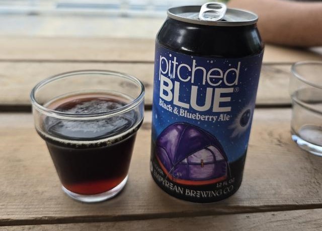 Pitched Blue hat ein einzigartiges Bierdosendesign mit einer auffälligen lila-blauen Farbe - Pitched Blue: Die Seele heißer Sommernachmittage