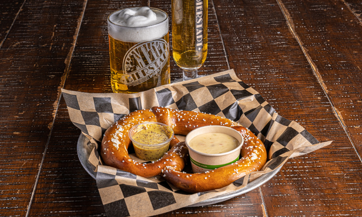 Pretzel la mot trong nhung mon an phu hop ket hop cung bia nay - The Slow Pour Pils: N&acirc;ng Niu Hương Vị Thuần Khiết