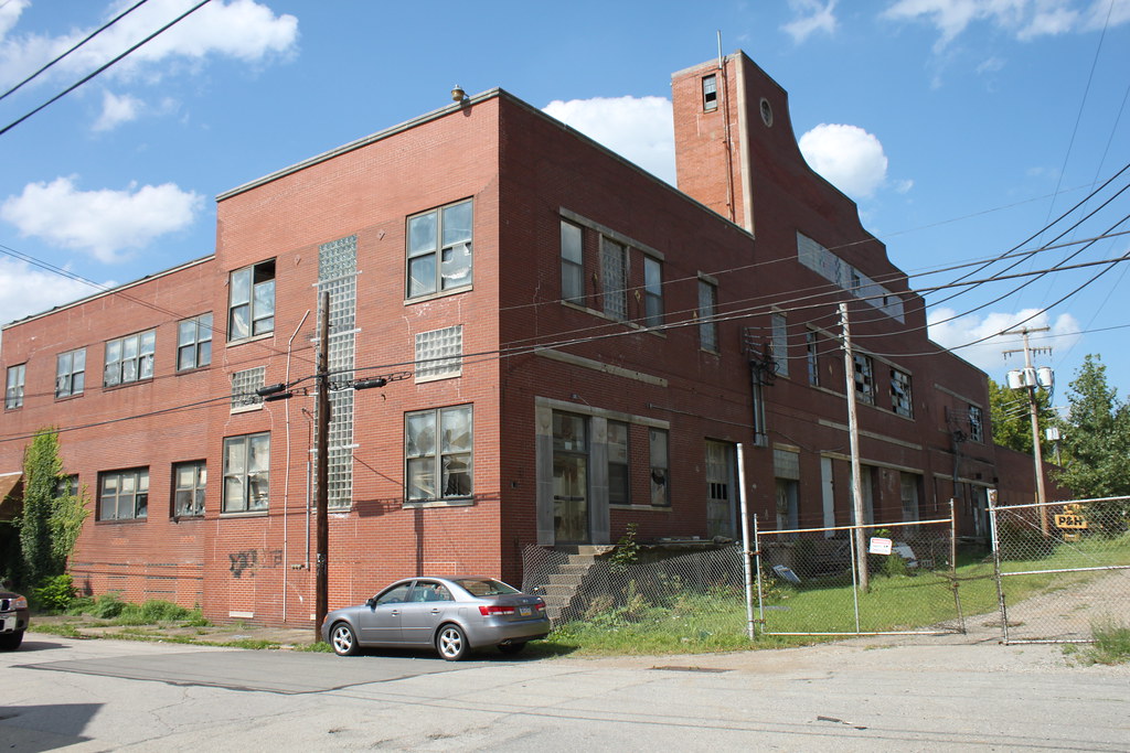 Thirsty Dog Brewing Company の外観 - ウルバー：伝説と 5 月の太陽が出会う場所