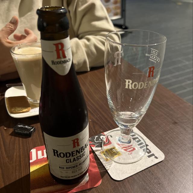 Rodenbach Classic has a minimalist design that is luxurious and sophisticated - Rodenbach Classic: Red Love Song Resounds From Oak Barrels