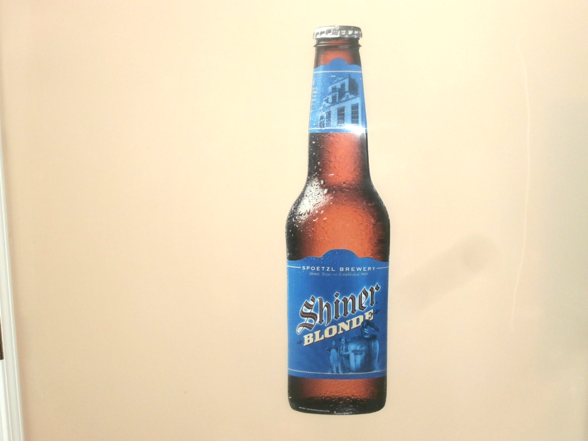 Shiner Blonde: Đón Nắng Trong Từng Ngụm Men Say Shiner Blonde co thiet ke mau xanh doc dao day an tuong - Shiner Blonde: Đón Nắng Trong Từng Ngụm Men Say