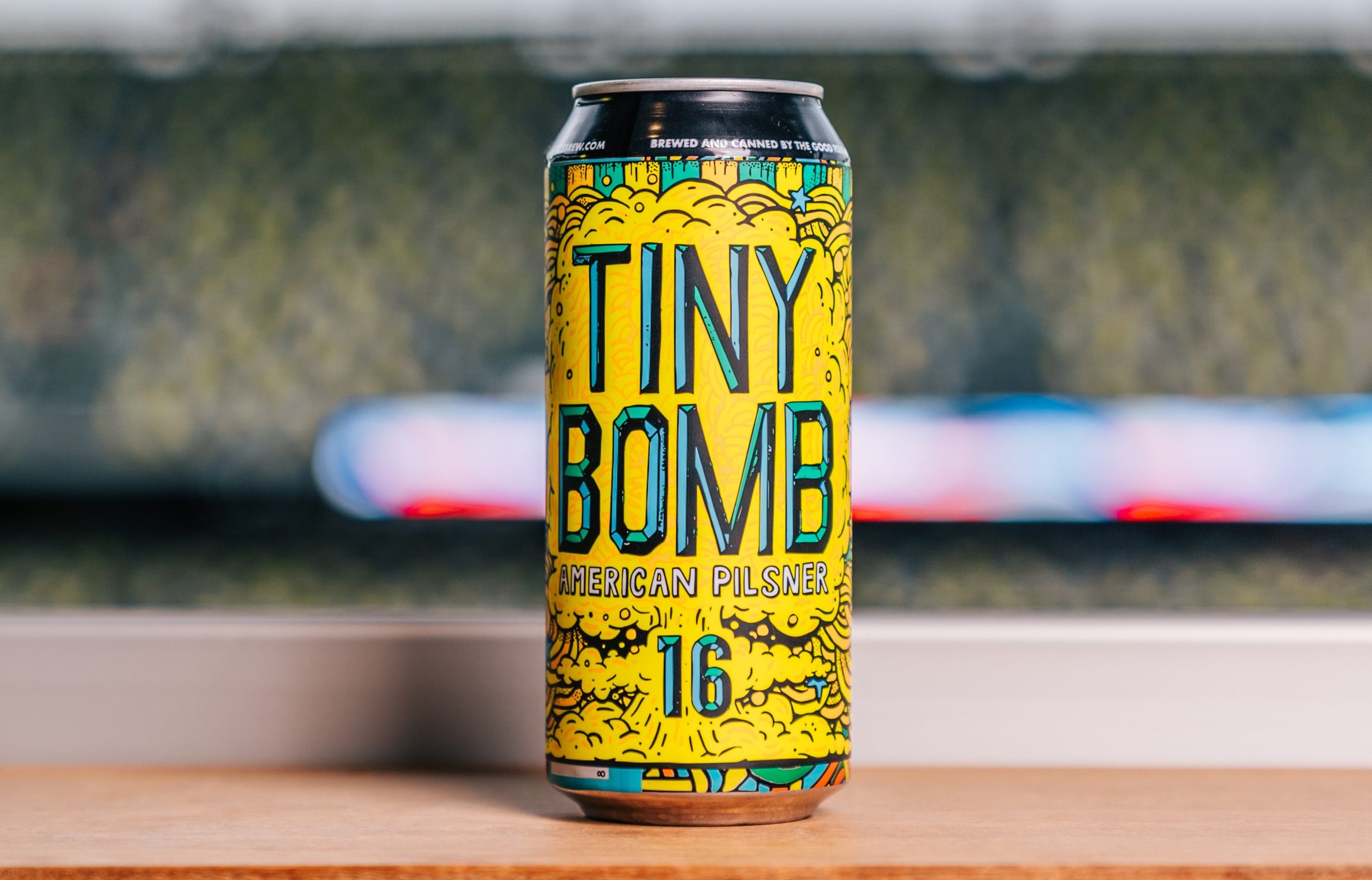 Tiny Bomb: Triết Lý Tôn Vinh Vẻ Đẹp Thuần Khiết Tiny Bomb co thiet ke doc dao voi hinh anh chai bia mau vang dac trung scaled - Tiny Bomb: Triết Lý Tôn Vinh Vẻ Đẹp Thuần Khiết