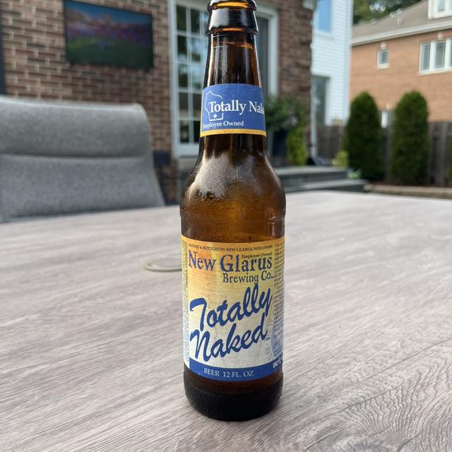 完全に裸:輝くために服を脱ぐ芸術 Totally Nakedは、最も黄色いデザインと明確なビール名が特徴です - Totally Naked: The Art of Stripping Off to Shine