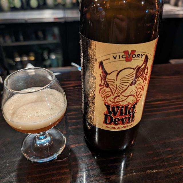 Wild Devil: Wenn der Hopfen in die Wildnis ruft Wild Devil hat ein einzigartiges Buchstabendesign - Wild Devil: Wenn der Duft des Hopfens das wilde Land ruft