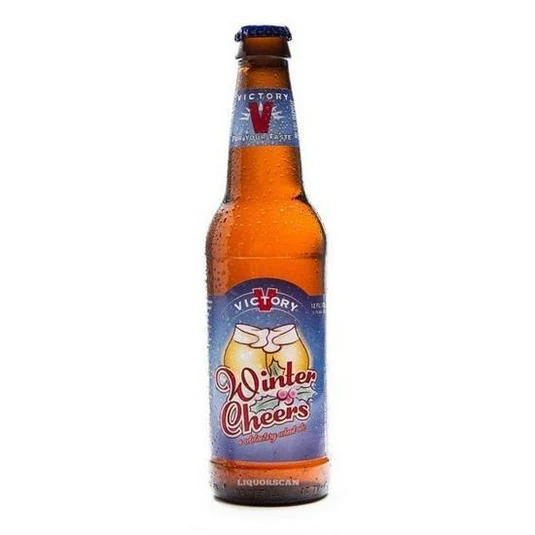 冬の乾杯:冬の呪いを破る ウィンター・チアーズは、赤茶色のビール瓶に紫色のパッケージが印象的なデザインです - ウィンター・チアーズ:冬の呪いを破る