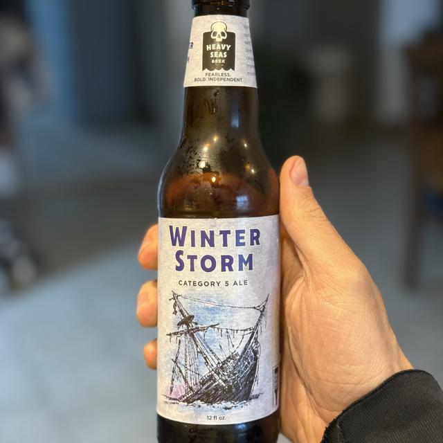 Winter Storm co thiet ke voi tone mau lanh va hinh anh chiec thuyen lenh denh - Winter Storm: Đối Mặt Cuồng Phong Giữa M&ugrave;a Đ&ocirc;ng Gi&aacute; R&eacute;t