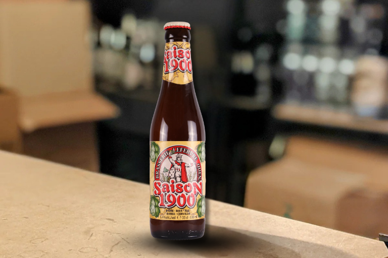 Chai bia Saison 1900 đặt trên bàn