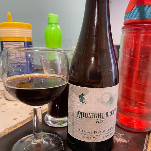crop 1 2 - Midnight Brett: Giữa Lằn Ranh &Aacute;nh S&aacute;ng V&agrave; B&oacute;ng Tối