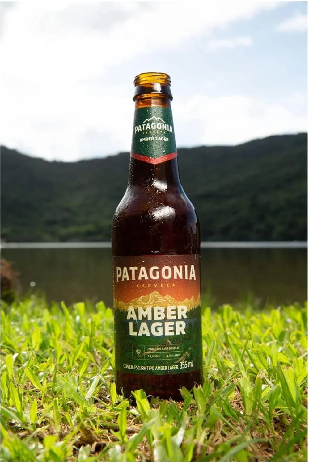 Amber Lager: Patagoniens Amber River Amber Lager hat ein beeindruckendes Bierflaschendesign mit einzigartigen Bergbildern – Amber Lager: Patagonia Amber River