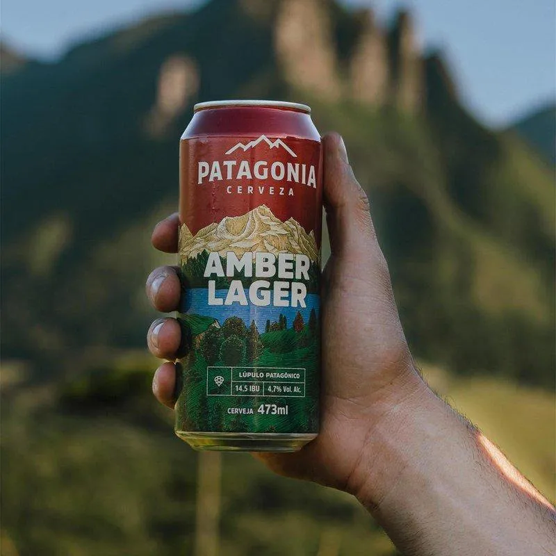 Amber Lager: Patagoniens Amber River Amber Lager, aufgenommen inmitten eines majestätischen Berges – Amber Lager: Der Bernsteinfluss Patagoniens