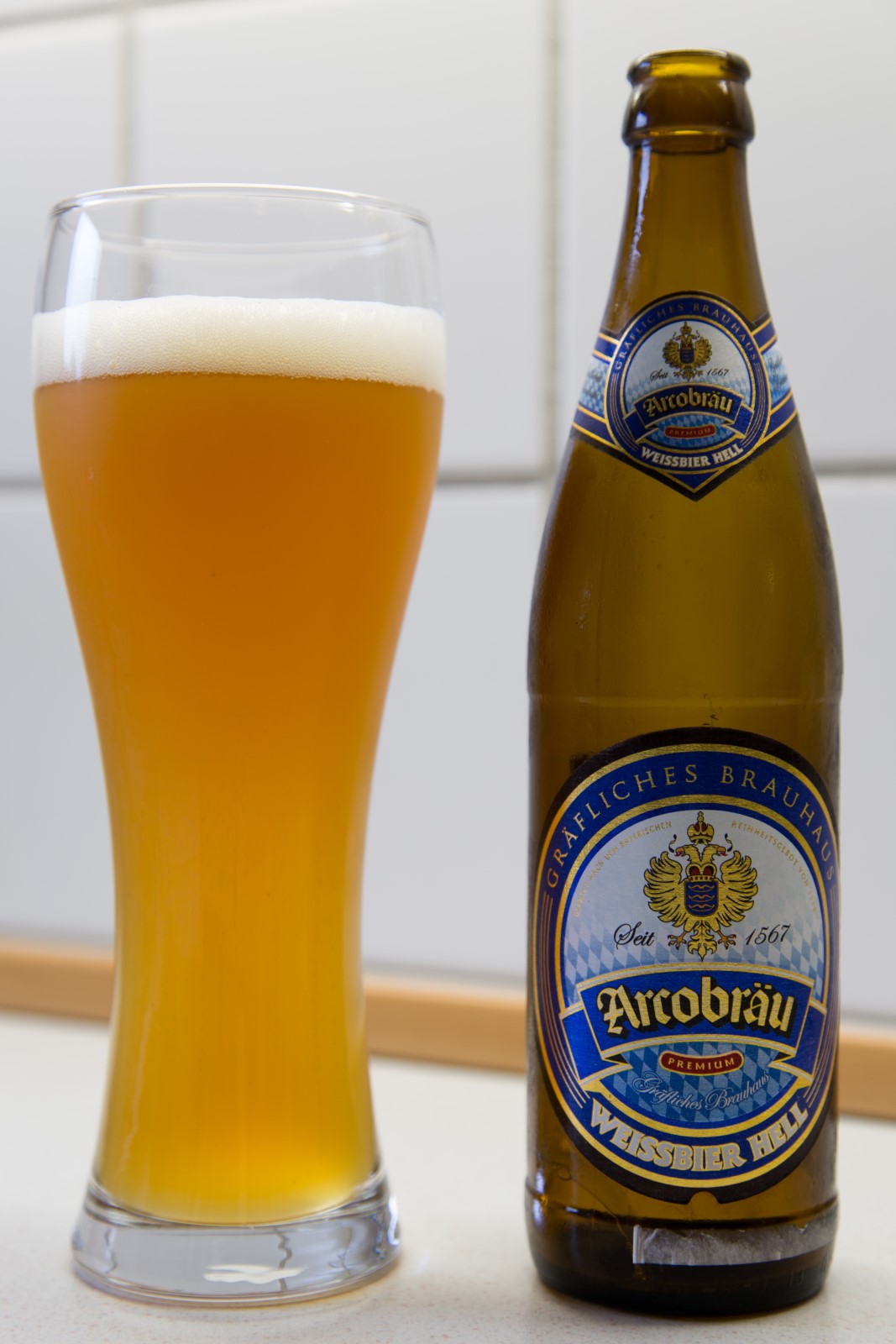 Arcobrau Weissbier Hell boasts an impressive design with luxurious imagery - Arcobräu Weissbier Hell: A Sweet and Innocent Muse.