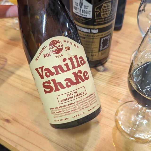 Beer Geek Vanilla Shake Barrel Aged Bourbon hat ein luxuriöses Design mit einem prominenten Biernamen - Beer Geek Vanilla Shake Barrel Aged Bourbon: Ein Meisterwerk der Berauschung