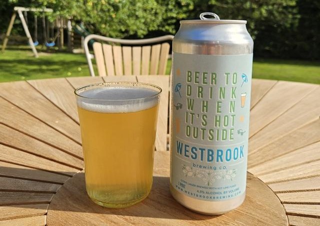 Beer To Drink When Its Hot Outside co thiet ke mau xanh duong diu nhe hai hoa - Beer To Drink When It's Hot Outside: Cơn Gi&oacute; M&aacute;t Trong Veo