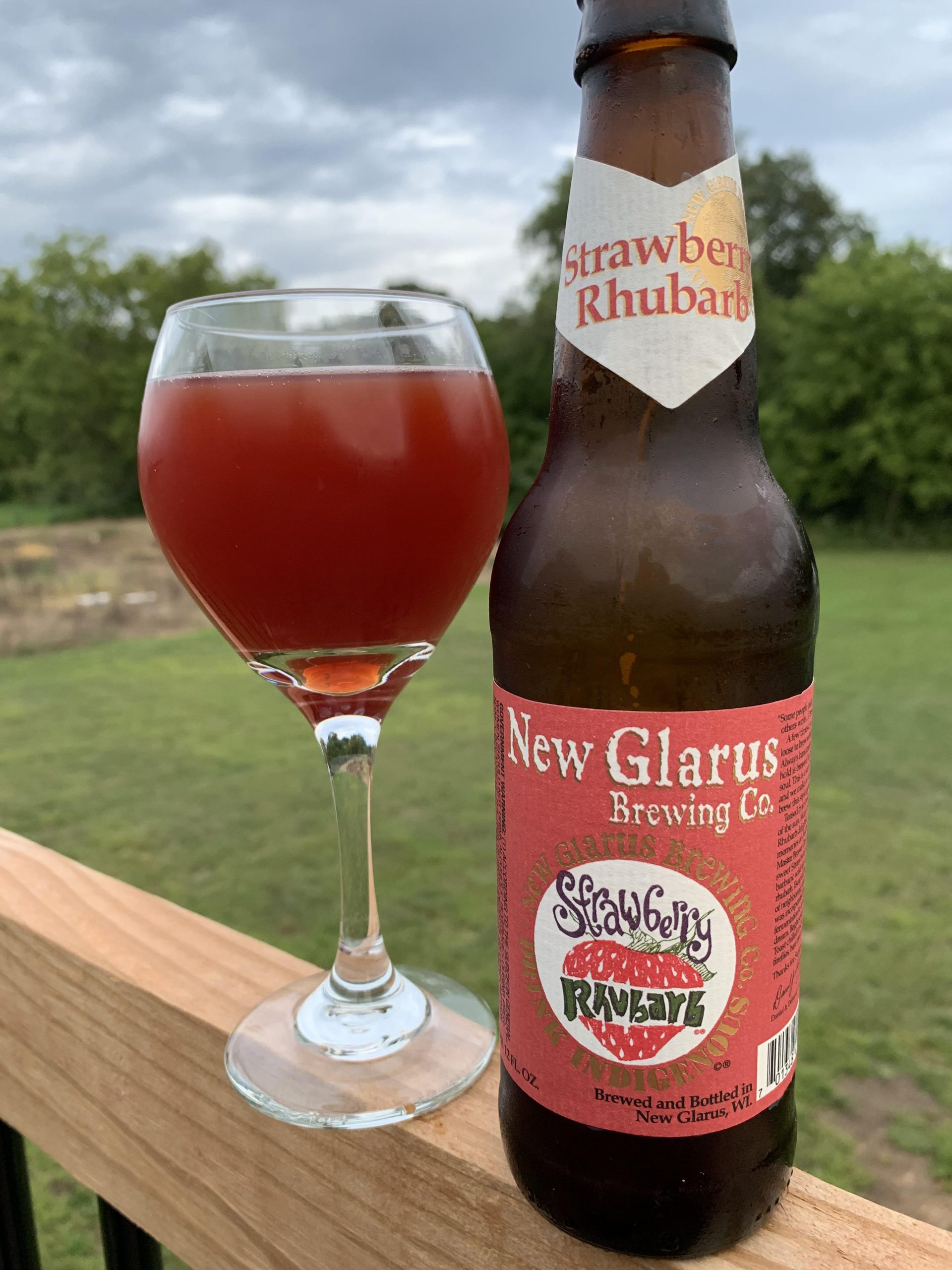 Erdbeer-Rhabarber: Ein rosa Traum im Glas
