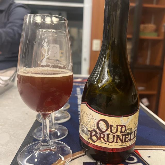 Oud Brunello: An Italian Story Told in the Language of Italian Beer Beer with a warm, dark brown color like the color of autumn leaves - Oud Brunello: An Italian Story Told in the Language of Italian Beer
