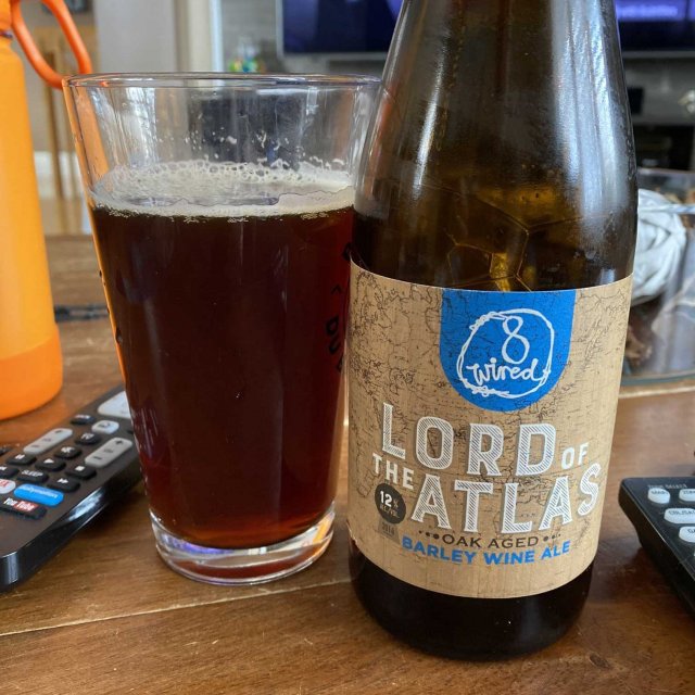 Das Bier hat eine tiefdunkle, rote Farbe wie ein schimmernder Bernstein-Edelstein – Lord of the Atlas – im Eichenfass gereift: Das kraftvolle Rotbier aus Neuseeland