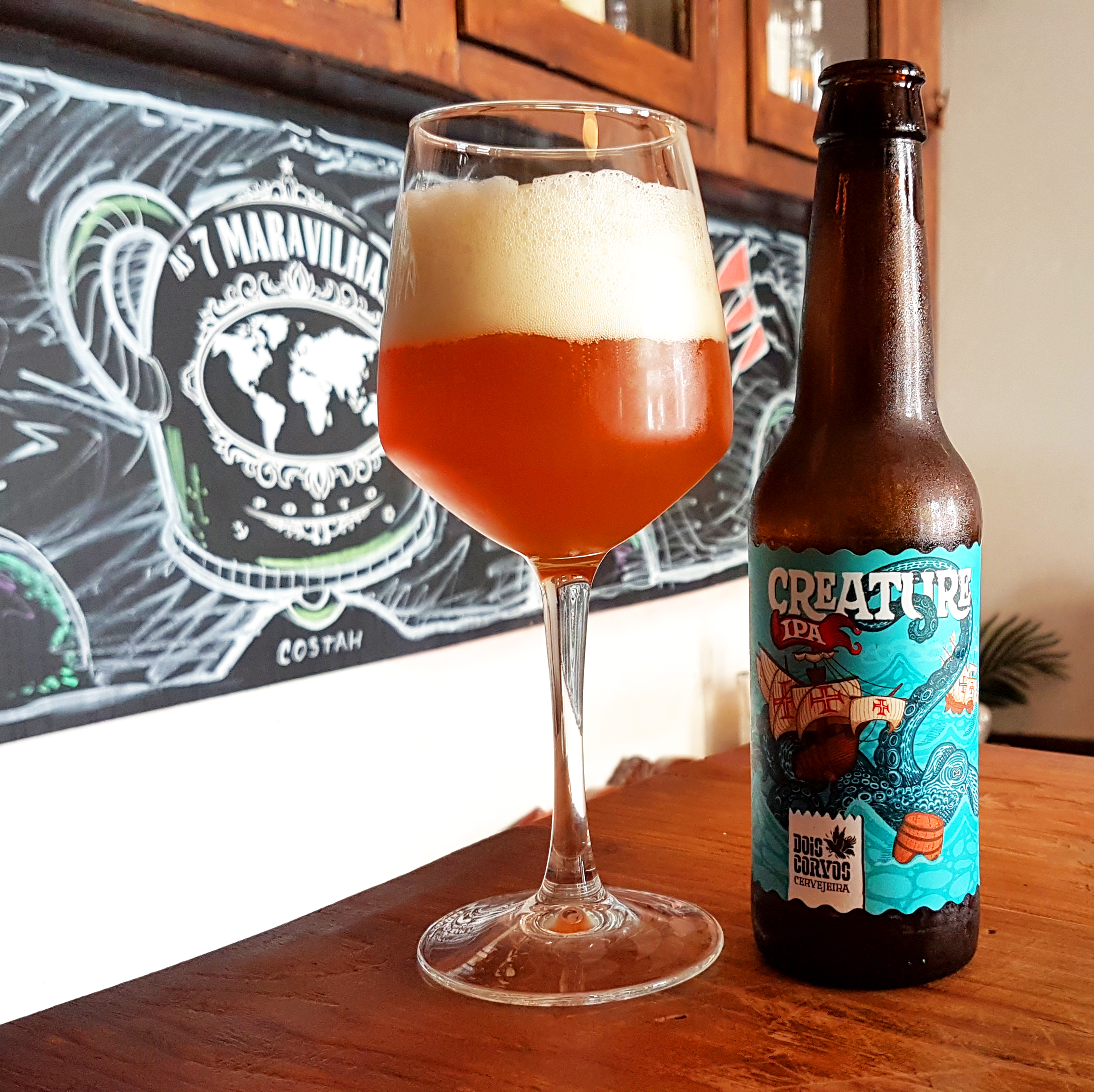 Creature IPA: Hoa Bia Vang Vọng Từ Trái Tim Bồ Đào Nha Bia co mau vang anh ho phach am ap nhu nhung tia nang cuoi ngay - Creature IPA: Hoa Bia Vang Vọng Từ Trái Tim Bồ Đào Nha