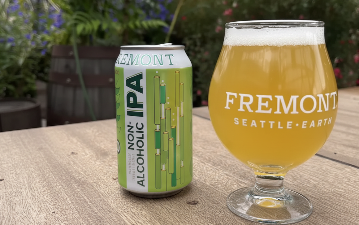 Warmes, goldgelbes Bier, das Licht wie Bernstein reflektiert – Alkoholfreies IPA: Purer Geschmack für nüchterne Momente