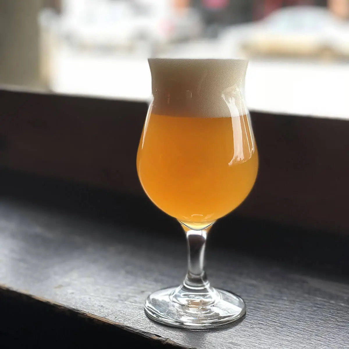 Bia co mau vang rom nhat am ap tua nhu anh nang ban mai duoc chat loc qua lan suong som - Bright White: Lời Th&igrave; Thầm Bằng &Aacute;nh S&aacute;ng Của Một Tượng Đ&agrave;i