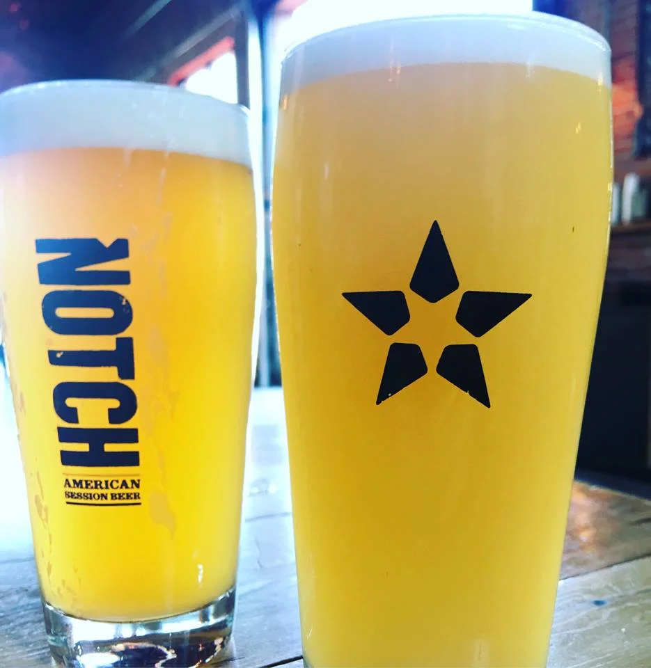 Bia co mau vang rom nhat den vang anh vang trong vat - Dog & Pony Show: Sự Giản Đơn Của Ly Bia V&ocirc; Tận