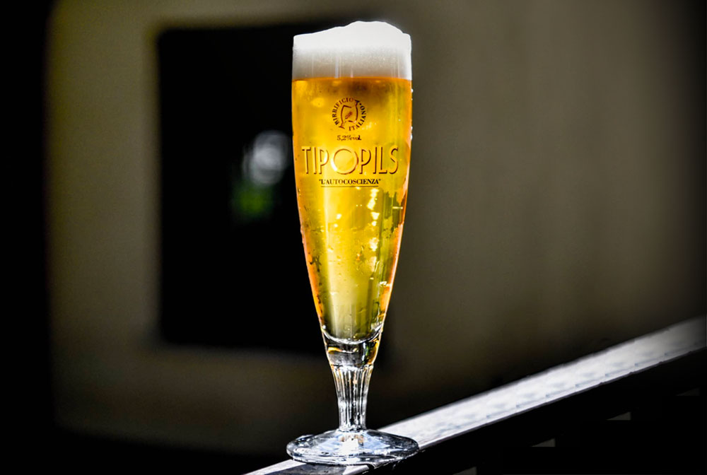 A beer with a bright, golden color that looks like it was filtered through a glass - Tipopils: The Golden Declaration for an Exemplary Pilsner