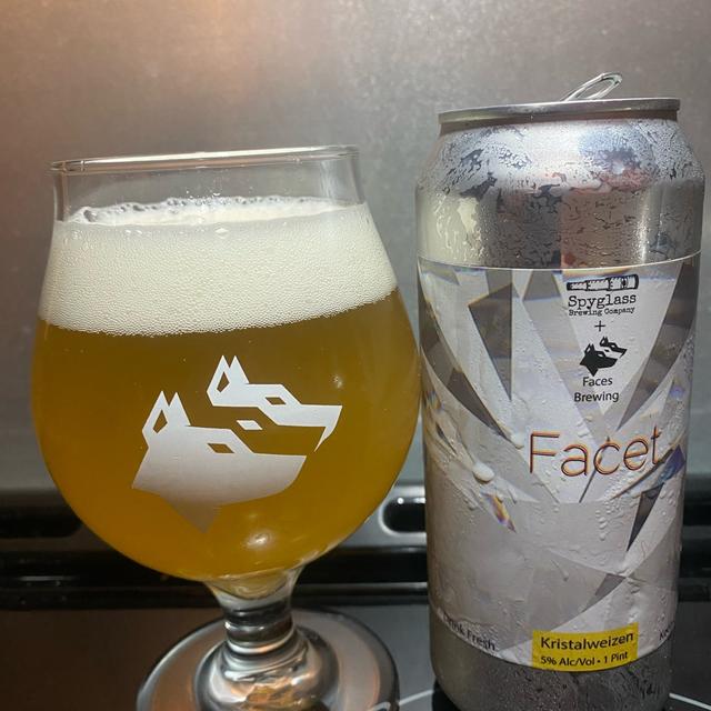 Das Bier hat eine helle, klare, rumgelbe Farbe wie ein Tropfen Morgentau - Facet: Das klare Flüstern der Weizenhefe