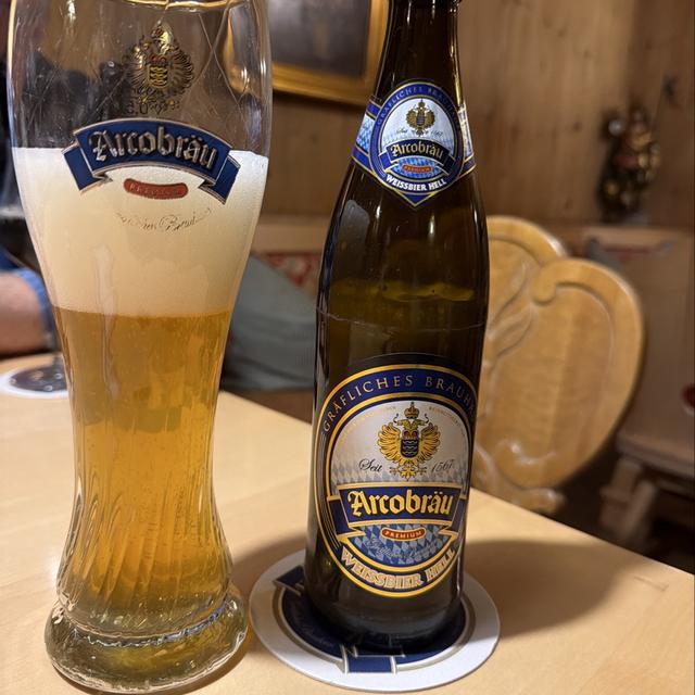 The beer has a bright, clear, translucent golden-yellow color - Arcobräu Weissbier Hell: A Sweet and Innocent Muse