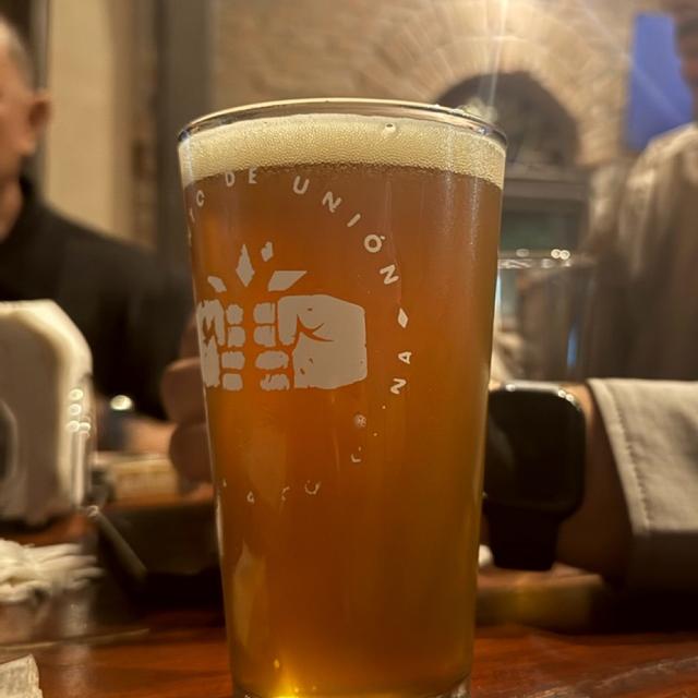 Dieses Bier hat eine warme Bernsteinfarbe wie die ersten Sonnenstrahlen - Otro Mundo Golden Ale: Whispers From Golden Straw