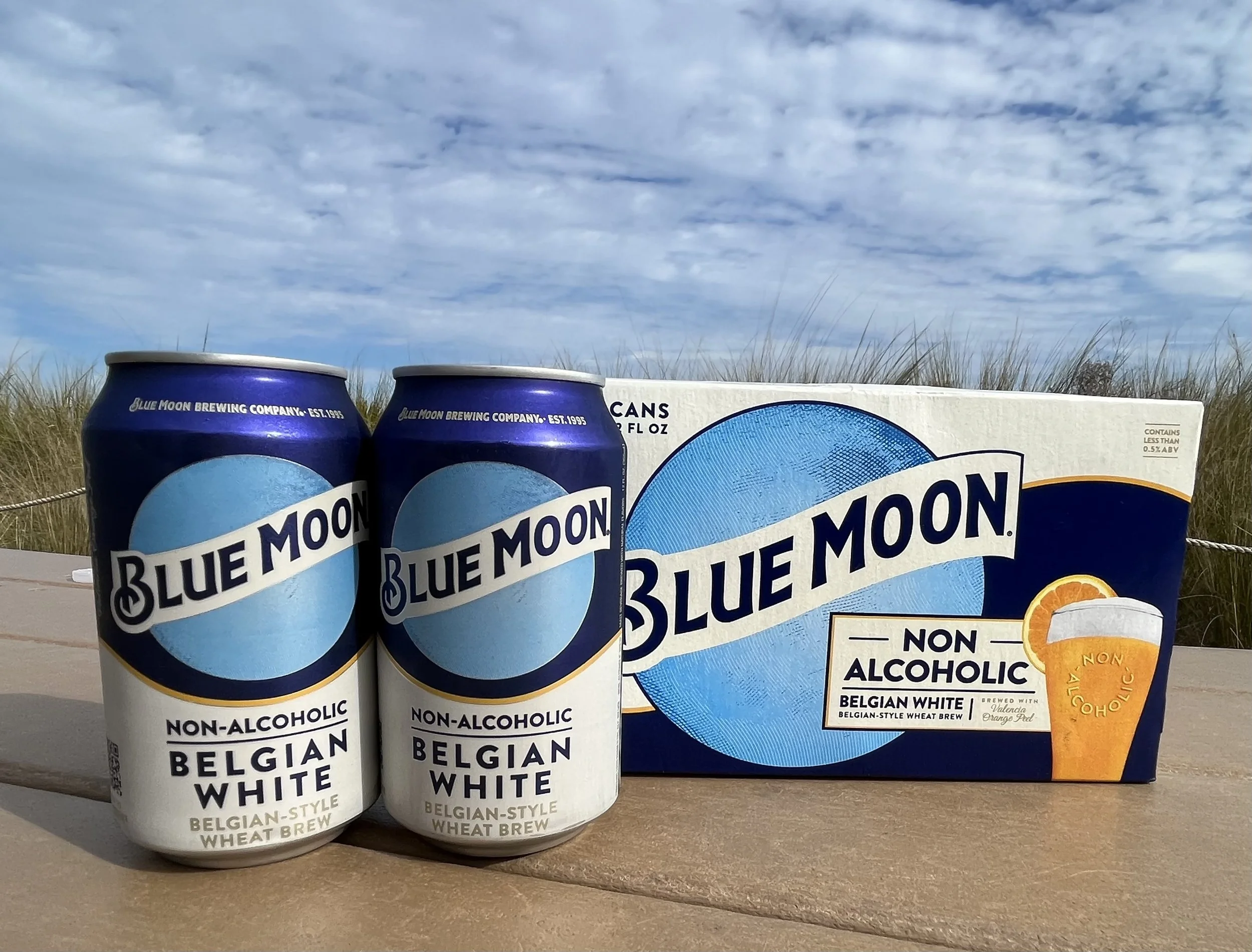 Blue Moon Non-alcoholic Belgian White has the distinctive blue design of this factory - Blue Moon Non-alcoholic Belgian White: Blue Moon
