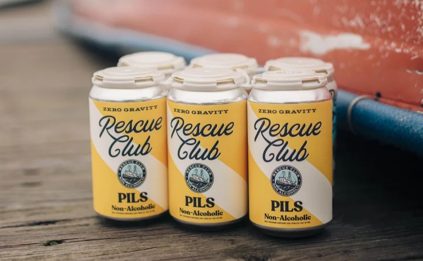 ピルスナー・ビールの缶6本をきれいに積み重ねたセット - ピルスナー・ビール：麦わらと禁酒の真髄