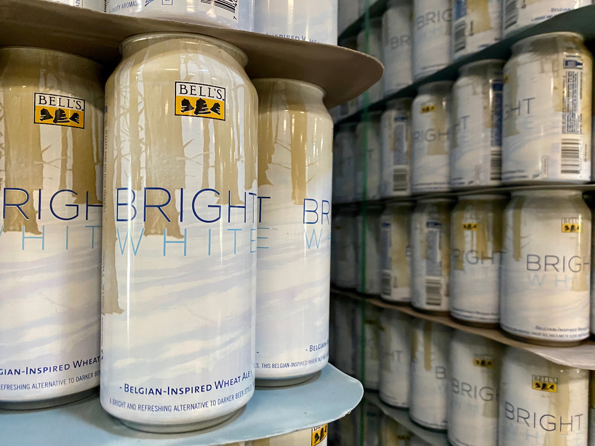 Bright White thiet ke bao bi san pham voi hinh anh rung cay an tuong - Bright White: Lời Th&igrave; Thầm Bằng &Aacute;nh S&aacute;ng Của Một Tượng Đ&agrave;i