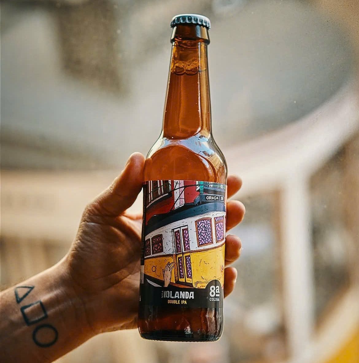 イオランダ:リスボンの第八の丘からの火の風 オレンジ色のビール瓶 e1761237811715 - イオランダ:リスボンの火の風、第八の丘から