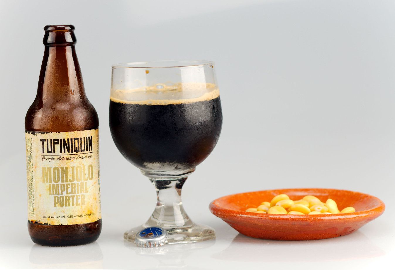 Cervejaria Tupiniquim beside a glass of dark beer, the darkest day, the darkest night - Monjolo Imperial Porter: Listening to the Darkness from the Heart of Brazil