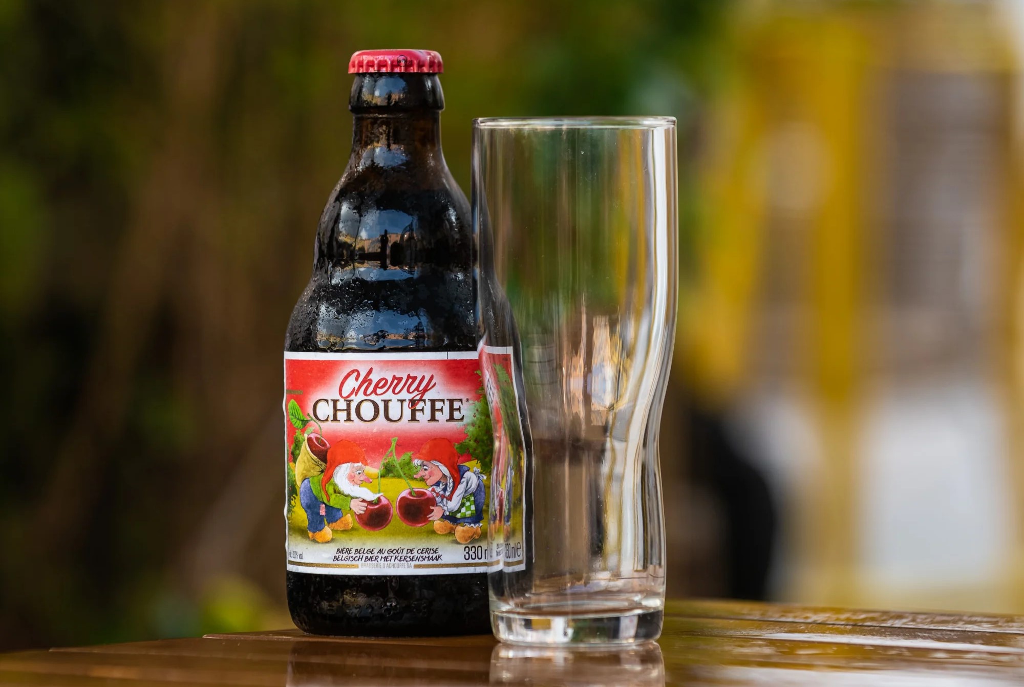 Cherry Chouffe: Die rote Muse aus dem Herzen Belgiens Cherry Chouffe hat ein einzigartiges Design, das einen großzügigen Geist ausstrahlt – Cherry Chouffe: Die rote Muse aus dem Herzen Belgiens