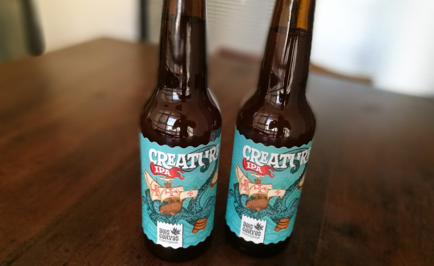 Creature IPA: Hoa Bia Vang Vọng Từ Trái Tim Bồ Đào Nha Creature IPA co thiet ke mau xanh duong voi chi tiet sieu ti mi - Creature IPA: Hoa Bia Vang Vọng Từ Trái Tim Bồ Đào Nha