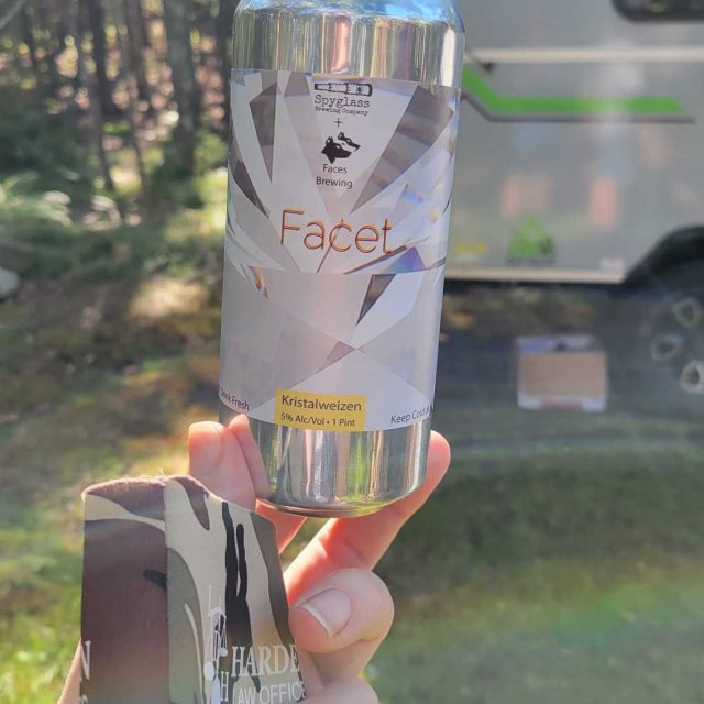 Facet ist wie ein Diamant mit vielen Winkeln gestaltet, glänzt aber immer - Facet: Das klare Flüstern der Weizenhefe