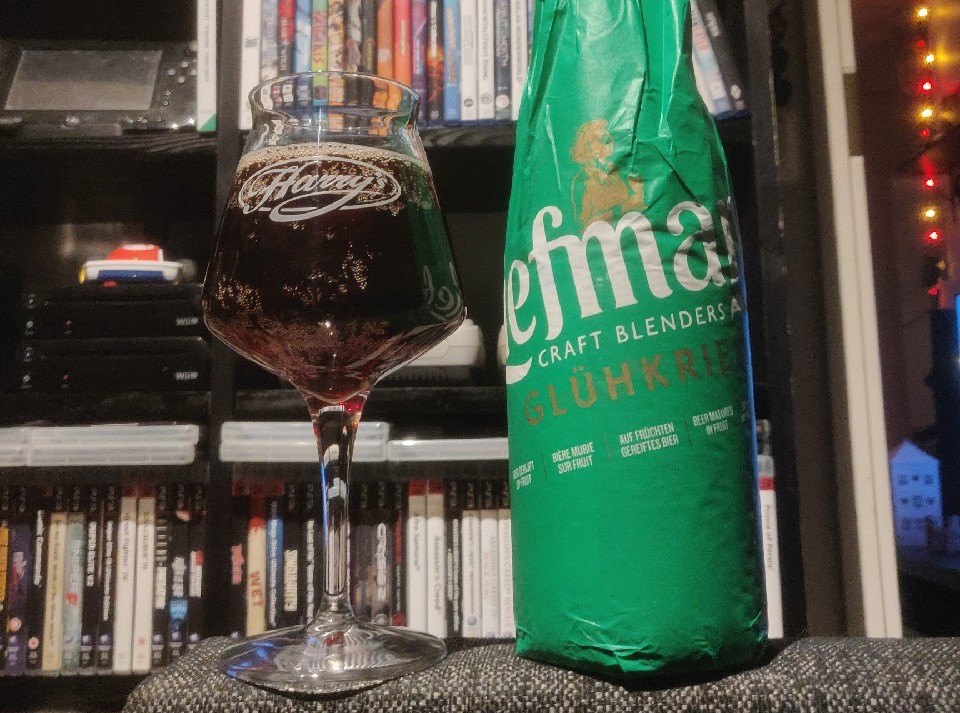 Gluhkriek co thiet ke hinh anh chai bia don gian voi mau xanh bat mat - Gl&uuml;hkriek: Hơi Thở M&ugrave;a Đ&ocirc;ng Trong Một Ly Bia