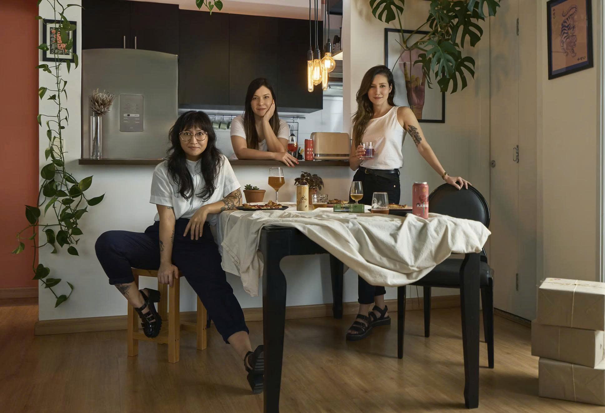 Foto der drei Gründer des brasilianischen Bierladens Japas Cervejaria - Matsurika: Die Jasminblüte verbreitet Duft in der Welt des Bieres