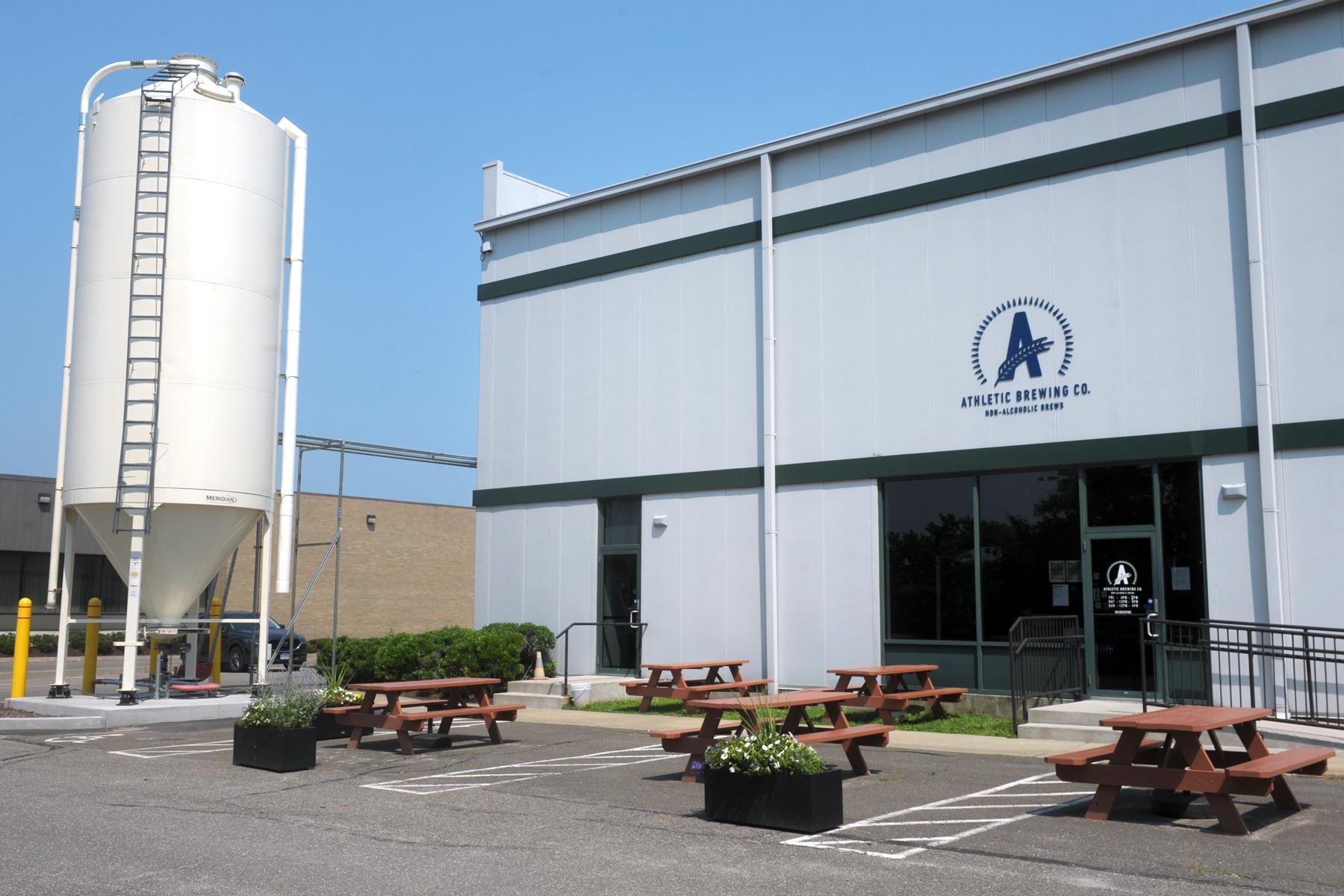 Athletic Lite: Vẻ Đẹp Của Sự Trong Trẻo Hinh anh ben ngoai nha may bia Athletic Brewing Co. hien dai tuoi mat - Athletic Lite: Vẻ Đẹp Của Sự Trong Trẻo